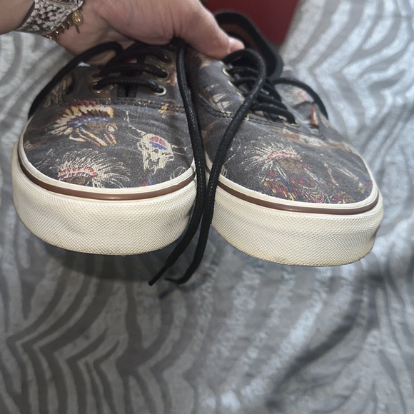 VANS - Picture 4 of 5